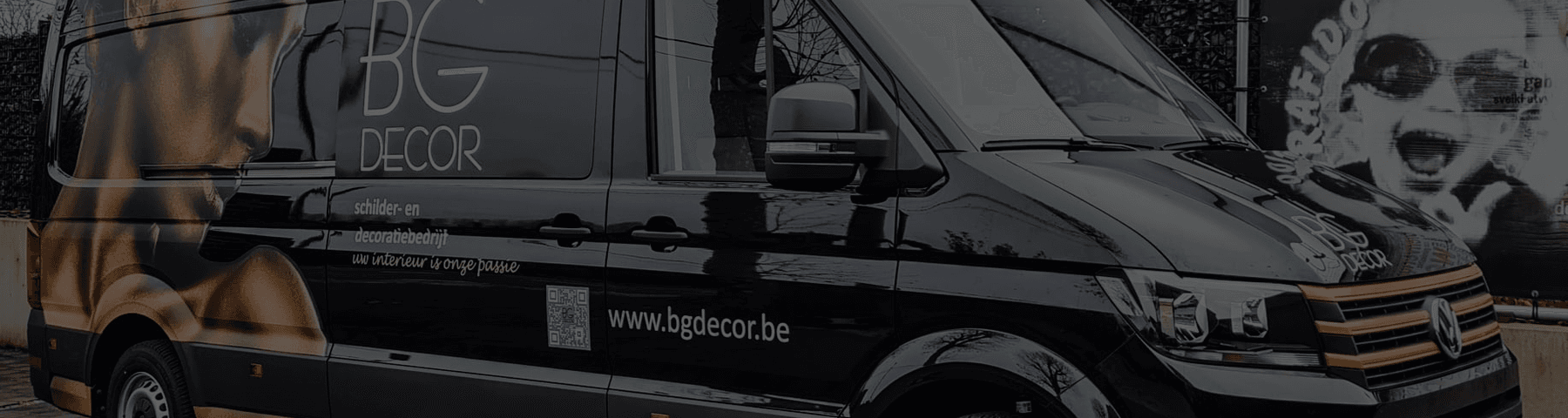 Zwarte bestelwagen met volledige wrap voor BG Decor, geplaatst door Grafido